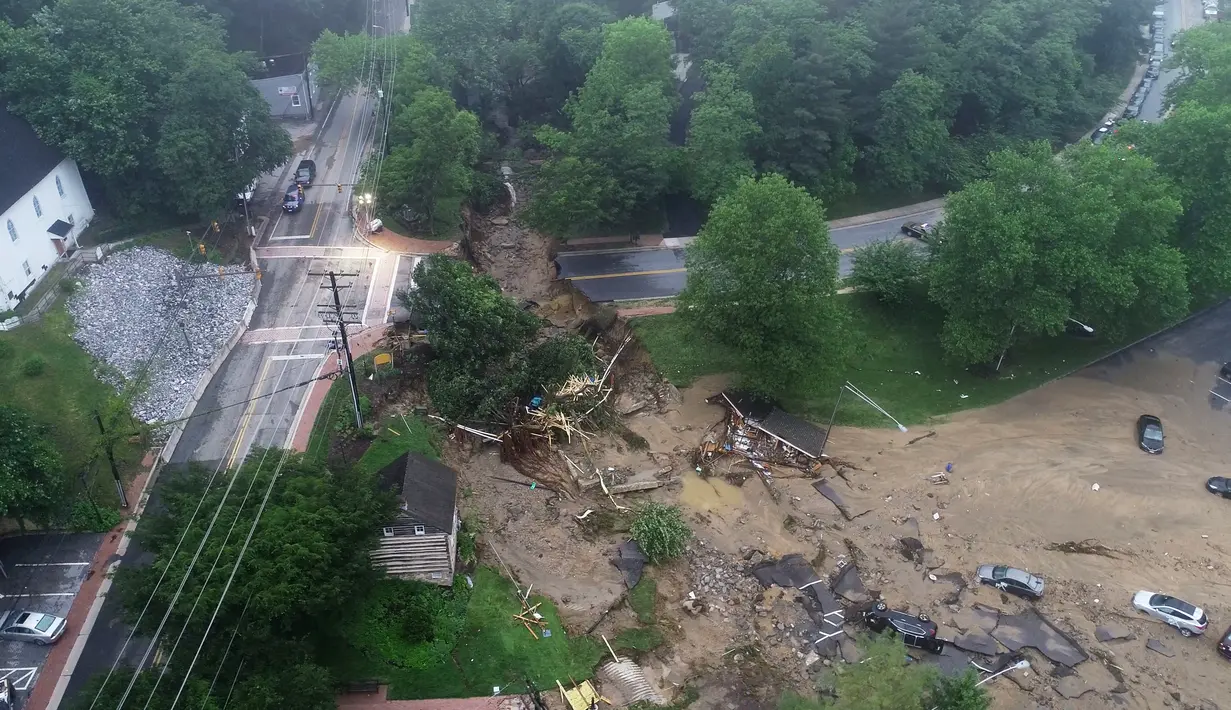 Pemandangan kehancuran akibat banjir bandang yang melanda Ellicott City, Maryland, Amerika Serikat, Senin (28/5). Banjir bandang merusak rumah, toko, restoran, dan bangunan lainnya. (DroneBase via AP)