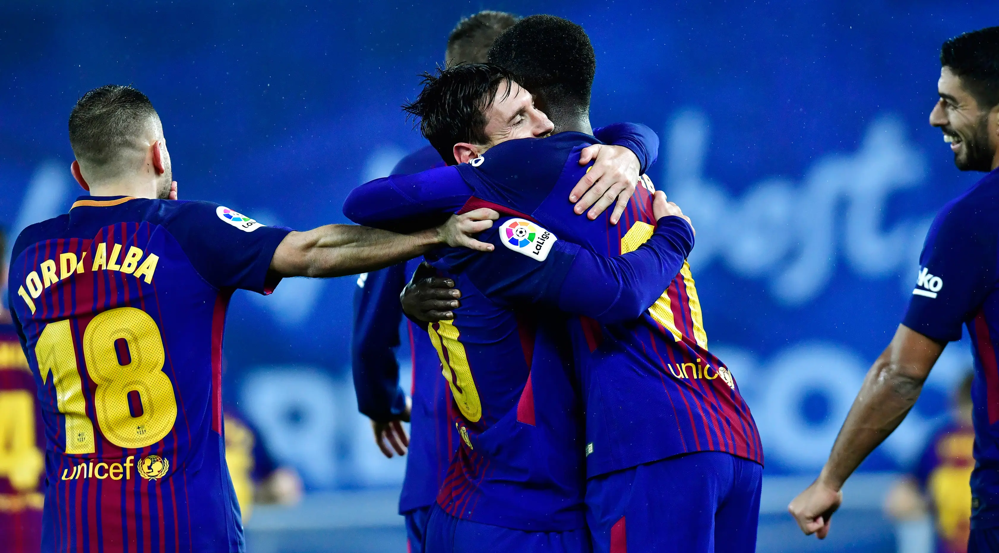 Pemain Barcelona, Lionel Messi dan Ousmane Dembele merayakan gol ke gawang Real Sociedad pada laga pekan ke-19 La Liga di Stadion Anoeta, Minggu (14/1). Kemenangan berhasil diraih Barcelona 4-2 saat menghadapi Real Sociedad. (AP/Alvaro Barrientos)