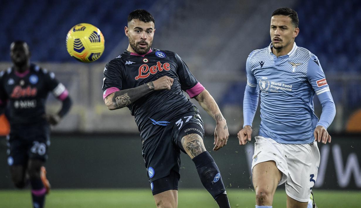 Striker Napoli, Andrea Petagna (kiri), mengontrol bola dibayangi bek Lazio, Lui Felipe, dalam laga lanjutan Liga Italia Serie A 2020/21 pekan ke-13 di Olimpico Stadium, Roma, Minggu (20/12/2020). Napoli kalah 0-2 dari Lazio. (AFP/Filippo Monteforte)