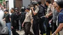Petugas kepolisian mengamankan salah satu tersangka perampokan disertai penyanderaan di Kawasan Pondok Indah, Jakarta, Minggu (3/9). Dua tersangka pelaku perampokan disertai penyanderaan dilumpuhkan polisi. (Liputan6.com/Helmi Fithriansyah)