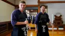 Max Verstappen (kiri) dan Daniel Ricciardo menikmati seni bela diri Kendo yang berusia 300 tahun tersebut di Konnou Dojo, Shibuya, Jepang (4/10/2017). Daniel dan Max saat ini berapa pada peringkat 4 dan 6 klasemen. (Bola.com/dok.redbullracing.com)