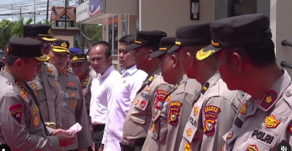 Lihat Seragam Anak Buah Lusuh, Reaksi Irjen Polisi Bikin Para Anggota Terkejut