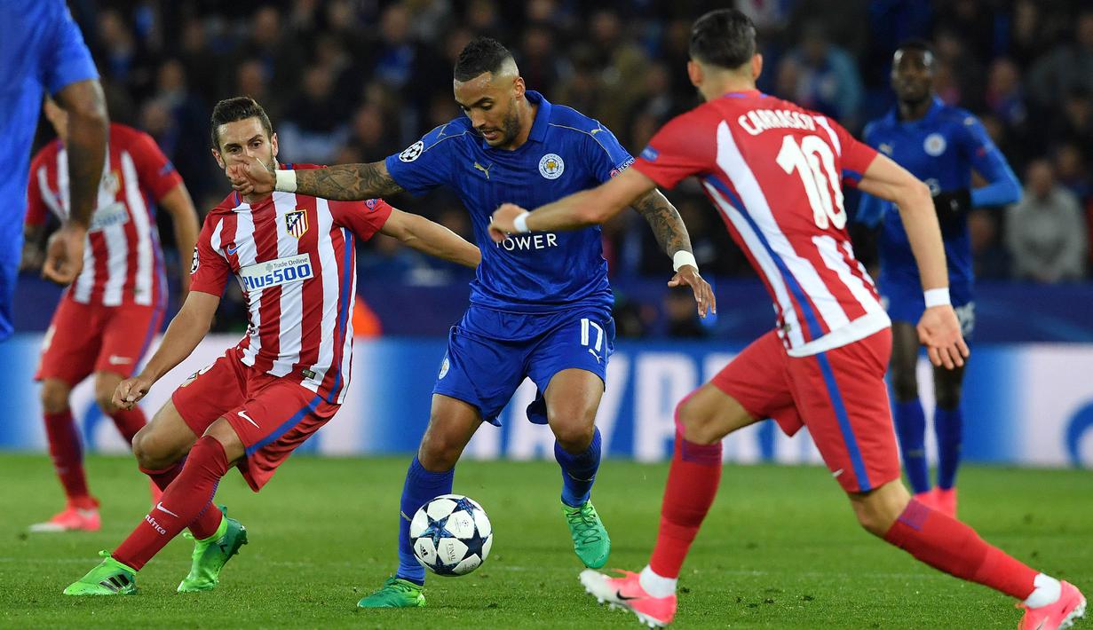 Bek Leicester, Danny Simpson, berusaha melewati pemain Atletico Madrid pada laga leg kedua Liga Champions di Stadion King Power, Inggris, Selasa (18/4/2017). Meski imbang 1-1, Atletico lolos ke semifinal dengan agregat 2-1. (AFP/Ben Stansall)