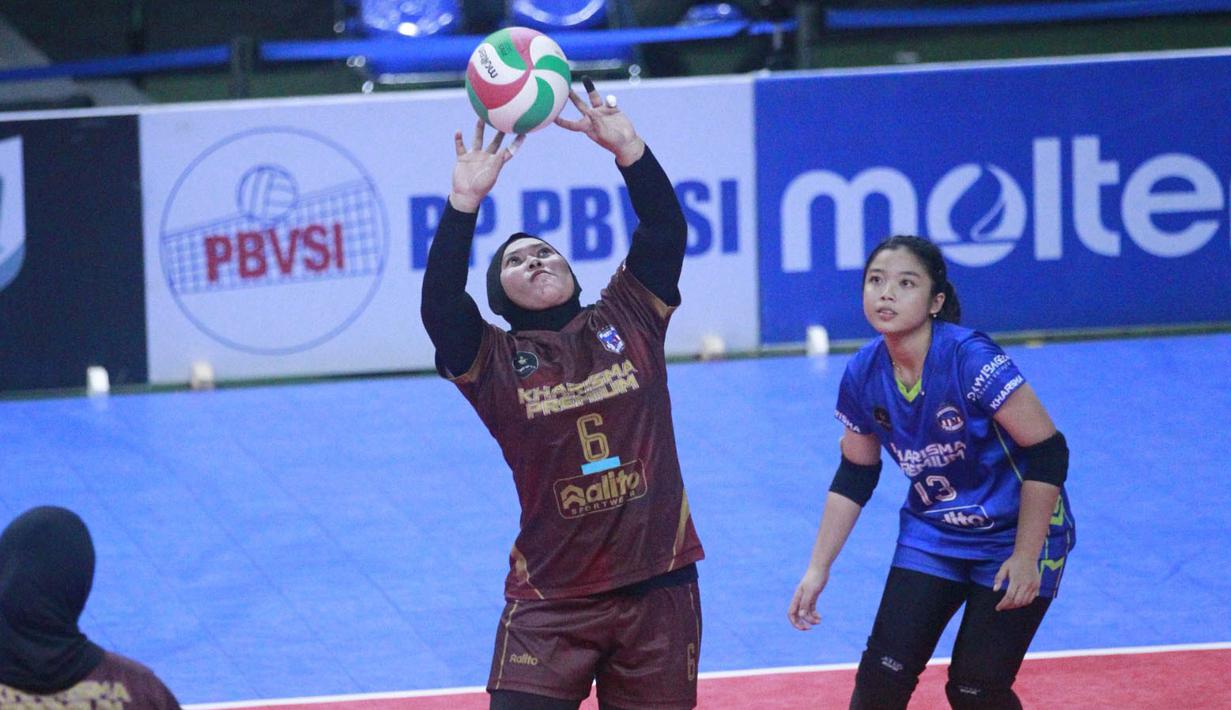 Pebola voli putri Kharisma Premium Bandung, Malika Tabira bersiap memberi umpan kepada rekannya saat menghadapi Petrokimia Gresik pada laga final kategori putri Kejuaraan Bolavoli Nusantara Cup 2024 di GOR UNY Yogyakarta, Sabtu (23/3/2024). Kharisma Bandung kalah 1-3 (25-17, 18-25, 15-25 dan 24-26) dan harus puas menduduki posisi runner-up. (Dok. PBVSI)