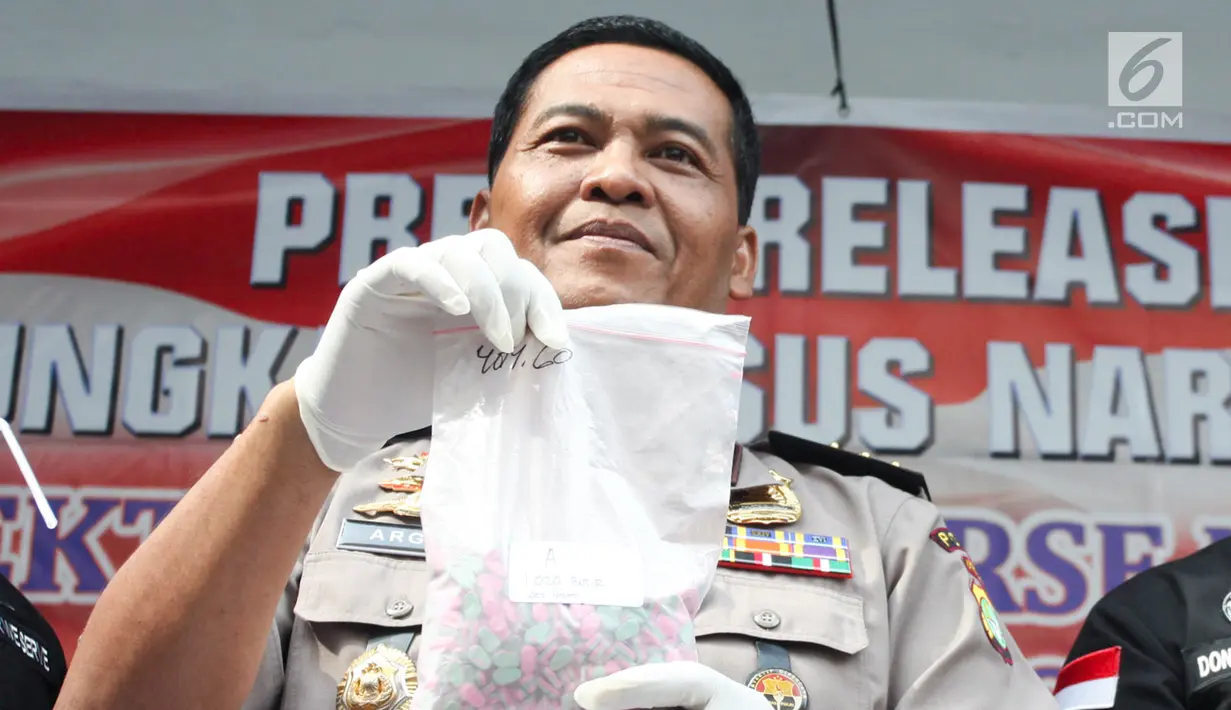 Kabid Humas Polda Metro Jaya Kombes Argo Yuwono menujukkan barang bukti narkoba di Polda Metro Jaya, Jakarta, Kamis (15/6). Direktorat Reserse Narkoba Polda Metro Jaya tangkap anggota DPRD Tabanan Bali terkait narkoba. (Liputan6.com/Yoppy Renato)