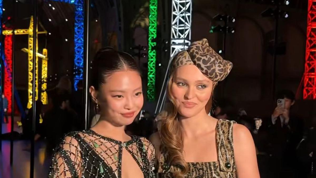 Adu Gaya Seleb di Chanel Paris Fashion Week, Jadi Momen Reuni Cast The Idol Jennie Blackpink Lily-Rose Depp