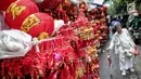 Ragam pernak-pernik menyambut Imlek dijual di Pasar Pancoran Glodok, Tamansari, Jakarta, Minggu, (21/1). Warga keturunan Tionghoa mulai berburu pernak-pernik jelang Tahun Baru Imlek 2570 pada 5 Februari 2019. (Liputan6.com/Faizal Fanani)