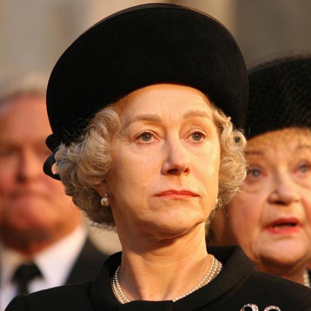 Helen Mirren sebagai Ratu Elizabeth II dalam The Queen. (Foto: Dok. Instagram terverifikasi @sagawards)