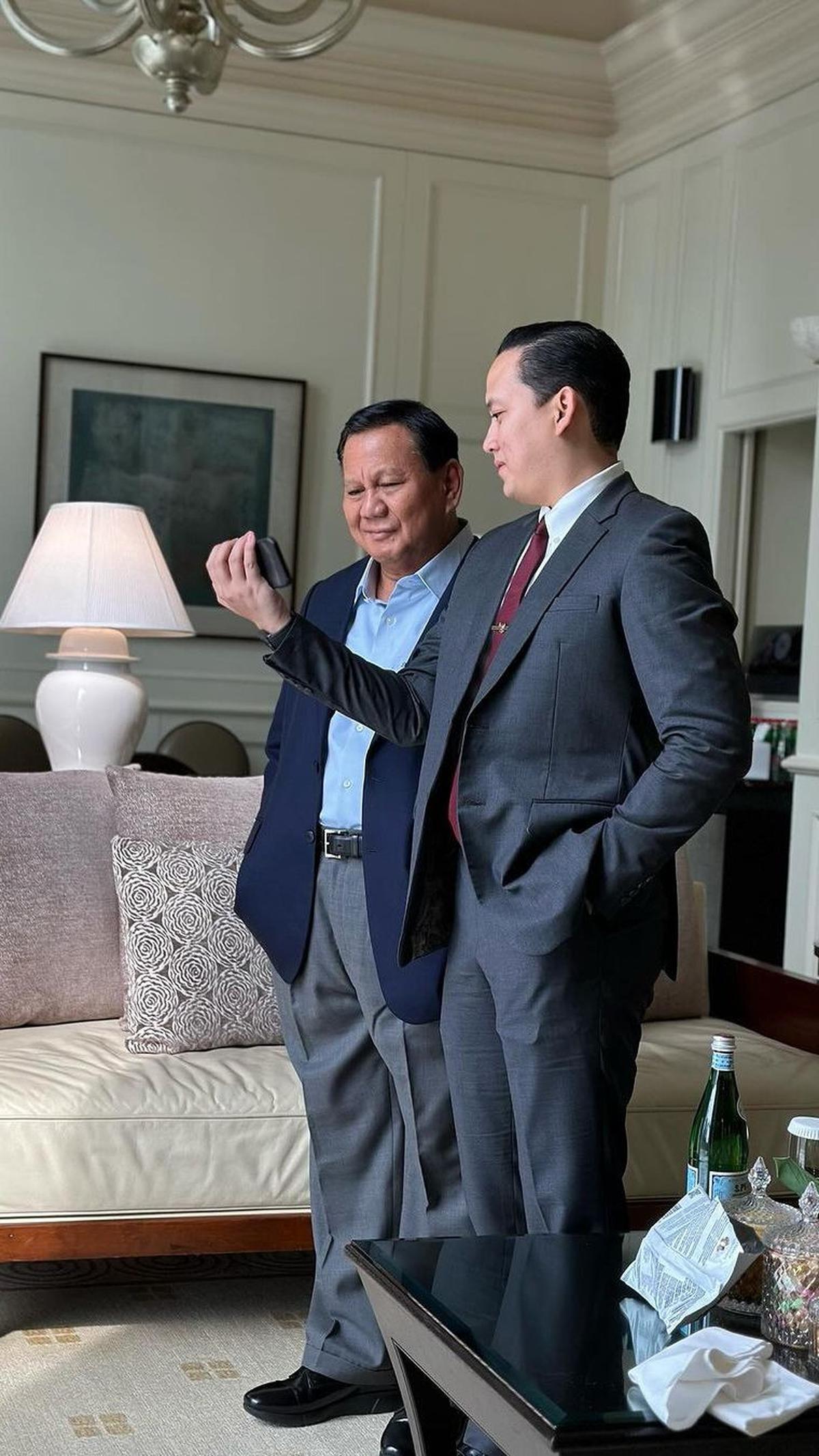 Bekerja dekat dengan sang Jenderal, Rizky kerap kali membagikan potretnya saat sedang bersama Prabowo.<br>