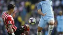 Sergio Aguero (kanan) saat dihadang pemain Southampton, Jose Fonte pada lanjutan Premier League di Etihad Stadium, (23/10/2016). (Reuters/Phil Noble)