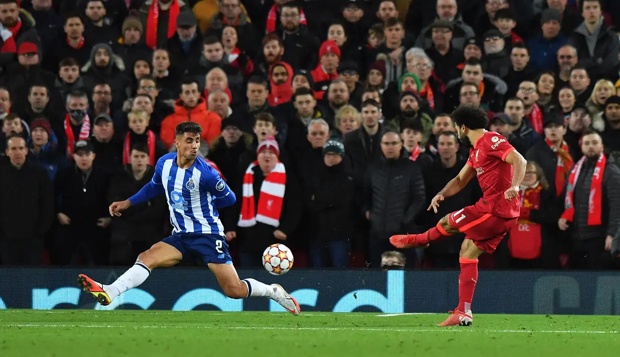 Gelandang Liverpool Mohamed Salah mencetak gol kedua timnya ke gawang FC Porto pada pertandingan kelima Grup B Liga Champions di Anfield, Kamis (25/11/2021) dini hari WIB. Kemenangan Liverpool 2-0 atas sang tamu Porto dipersembahkan oleh gol Thiago Alcantara dan Mohamed Salah. (Anthony Devlin/AFP)