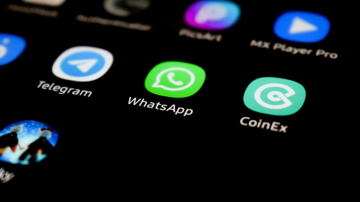 WhatsApp Kini Punya Fitur Baru, Raise Hand dan Emoji Biar Video Call Makin Seru