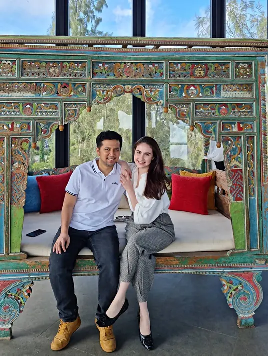 Aktif dalam kegiatan sosial di dalam masyarakat, menjadi seorang istri Wakil Gubernur turut menyedot banyak waktunya untuk mendampingi suami dalam berbagai aktivitasnya. Dalam setiap kebersamaannya, Arumi dan Emil Dardak pun selalu terlihat serasi dengan busana kompak. (Liputan6.com/IG/@arumibachsin_94)