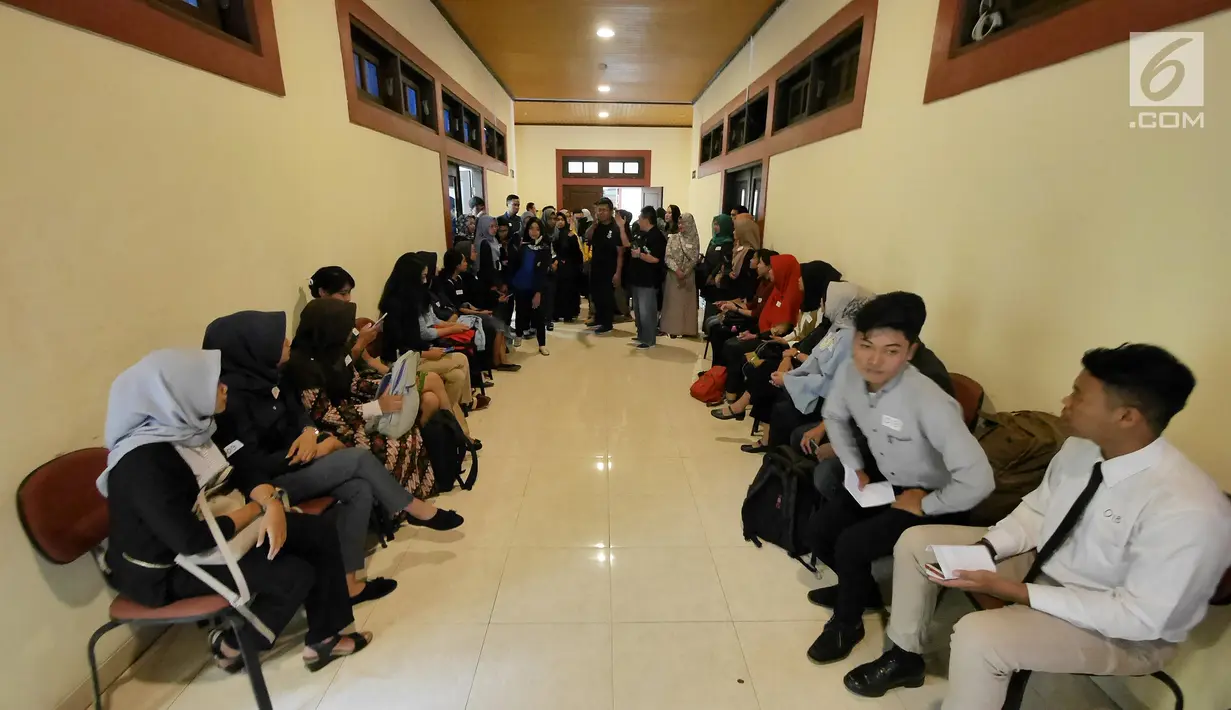 Peserta menunggu dipanggil saat mengikuti kompetisi News Presenter dalam rangkaian Emtek Goes To Campus (EGTC) 2018 di Universitas Gajah Mada, Yogyakarta, Selasa (16/10). (Liputan6.com/Herman Zakharia)