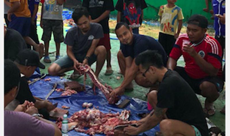 Kapten Persib, Atep, saat merayakan Iduladha dengan menyembelih satu ekor sapi, Jumat (1/9/2017). (Bola.com/Erwin Snaz)