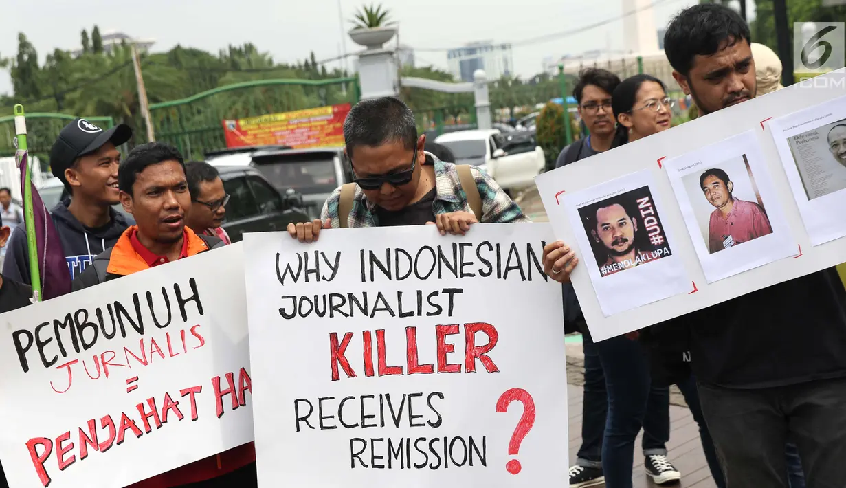 Sejumlah jurnalis dari berbagai organisasi dan media berunjuk rasa di Taman Pandang depan Istana Negara, Jakarta, Jumat (25/1). Mereka meminta Presiden Jokowi mencabut remisi yang diberikan kepada I Nyoman Susrama. (Liputan6.com/Helmi Fithriansyah)