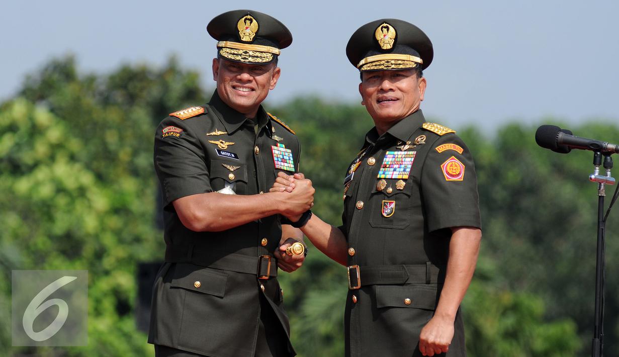 Jenderal TNI Gatot Nurmantyo(kiri) bersalam komando dengan Jenderal TNI Moeldoko usai Serah Terima Jabatan Panglima TNI di Mabes TNI Jakarta, (14/7/2015). Gatot resmi dilantik sebagai Panglima TNI pada 8 Juni lalu. (Liputan6.com/Helmi Fithriansyah)