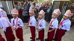 Murid baru kelas satu saat mengikuti pelaksanaan MPLS (Masa Pengenalan Lingkungan Sekolah) di SDN Meruyung, Depok, jawa Barat, Senin, 13 Juli 2007. (KLY/ Arie Basuki)