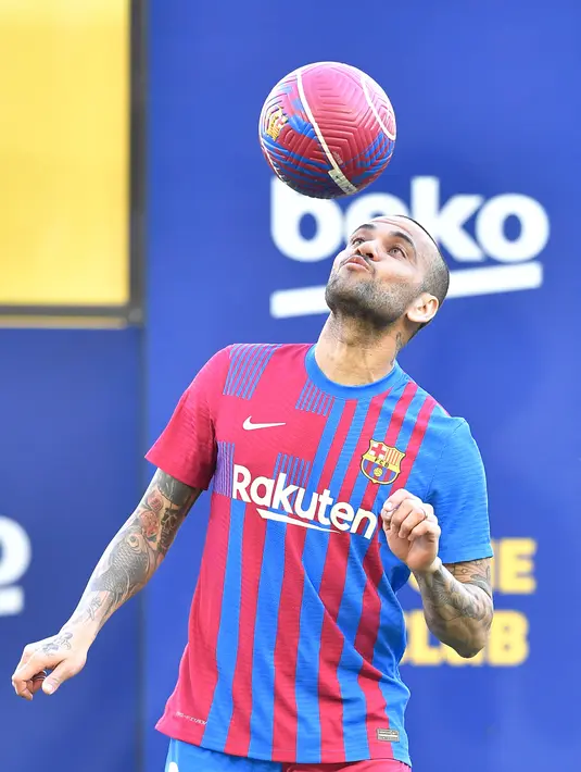 Bek baru Barcelona Brasil Dani Alves mengontrol bola selama upacara presentasi di stadion Camp Nou di Barcelona (17/11/2021). Dani Alves mendapatkan sambutan hangat dari sekitar 10 ribu suporter Barcelona yang berada di tribune. (AFP/Pau Barrena)