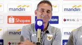 Pelatih Timnas Indonesia U-23 Gerald Vanenburg tersenyum saat menghadiri sesi pemberian keterangan resmi jelang laga ASEAN U23 Championship 2025 melawan Brunei Darussalam di Stadion Utama Gelora Bung Karno, Jakarta pada Senin (14/7/2025). (Bola.com/Abdul Aziz)