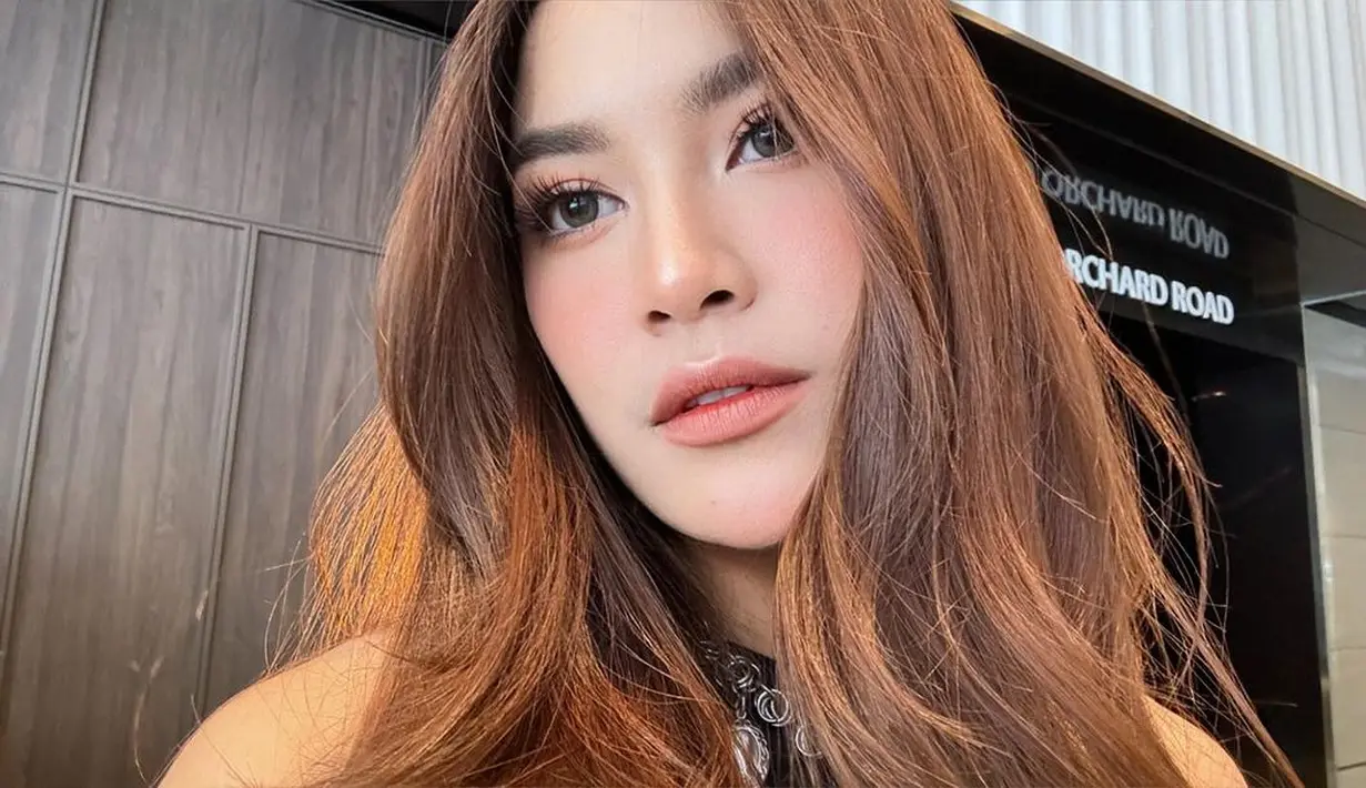 Potret selfie Mahalini Raharja tampilkan kecantikan naturalnya secara close up. Mahalini memiliki bentuk muka yang tegas, sehingga cukup dengan makeup simpel saja bisa menyempurnakan penampilannya. Di sini, Mahalini tampil cantik dengan makeup minimalis bernuansa merah muda, ombre lips senada, dan highlighter di bagian hidung dan ujung mata. [Foto: Instagram/mahaliniraharja]