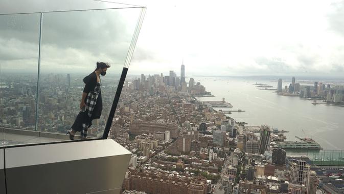 Anissa Barbato menikmati cakralawa kota New York dari Edge, dek langit tertinggi di luar ruangan di Western Hemisphere saat dibuka kembali, Rabu (2/9/2020). Dek pengamatan tertinggi di belahan bumi bagian barat itu menawarkan pemandangan 360 derajat langit ikonik kota New York (TIMOTHY A. CLARY/AFP)