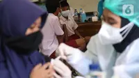 Sejumlah siswa mengikuti vaksinasi COVID-19 untuk murid sekolah dasar di SDN Panunggangan 5, Pinang, Kota Tangerang, Selasa (19/10/2021).  Pelaksanaan vaksinasi untuk pelajar usia 12 tahun ini dilakukan dalam rangka persiapan pelaksanaan pembelajaran tatap muka (PTM). (Liputan6.com/Angga Yuniar)