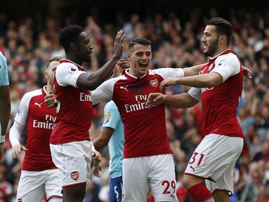 Striker Arsenal, Danny Welbeck, merayakan gol yang dicetaknya ke gawang Bournemouth pada laga Premier League di Stadion Emirates, London, Sabtu (9/9/2017). Arsenal menang 3-0 atas Bournemouth. (AFP/Ian Kington)