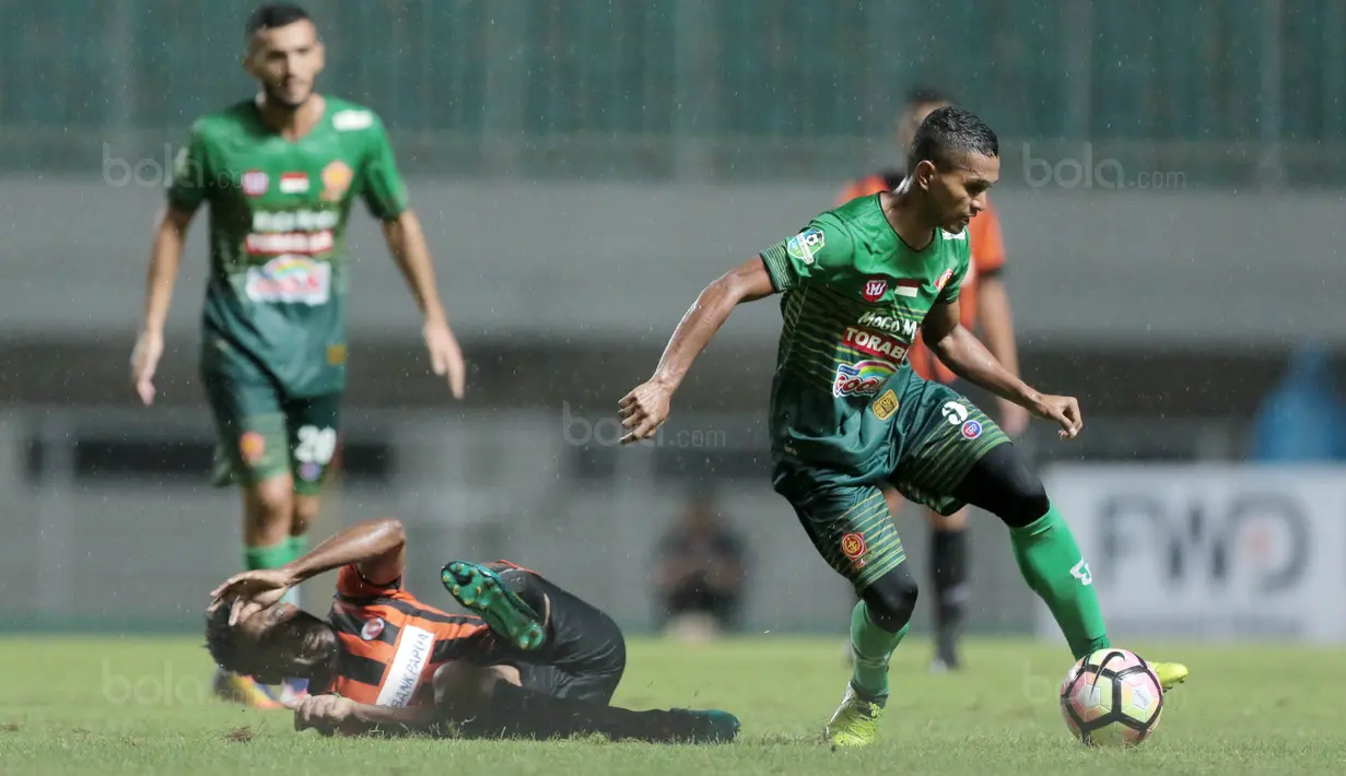 Aksi Abduh Lestaluhu (kanan) merebut bola dari  pemain Perseru Serui, Ronaldo Mesido pada lanjutan Liga 1 2017 di Stadion Pakansari, Bogor (07/10/2017). PS TNI menang 2-1. (Bola.com/Nicklas Hanoatubun)
