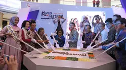 Dubes Korsel, Cho Tae-yong dan Puteri Muslimah Indonesia 2017, Syifa Fatimah membuka festival budaya dan pariwisata Korea Festival Travel, Food and Hanbok di Jakarta, Kamis (21/9). Festival ini digelar 21-24 September 2017 (Liputan6.com/Herman Zakharia)