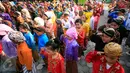 Siswa dan siswi SD Keputran 2, Yogyakarta, saat memberi hormat kepada bendera merah putih pada upacara di halaman sekolah mereka, Kamis (21/4). Upacara tersebut digelar untuk memperingati Hari Kartini yang jatuh setiap 21 April. (Foto: Boy Harjanto)