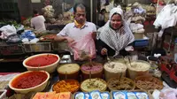 Pedagang bumbu masak merapikan dagangannya di sebuah pasar di Jakarta, Rabu (1/4/2020). Badan Pusat Statistik (BPS) mengumumkan pada Maret 2020 terjadi inflasi sebesar 0,10 persen, salah satunya karena adanya kenaikan harga sejumlah makanan, minuman, dan tembakau. (Liputan6.com/Angga Yuniar)