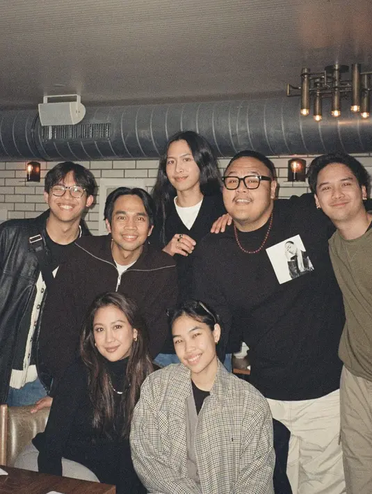 Bergaya beda, sherina kenakan knitwear hitam lengkap dengan aksesori bernuansa gold yang hadirkan pesona menawan.[Foto: Instagram/ Sherina]