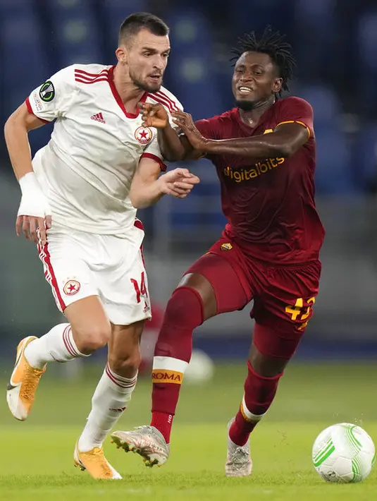 Bek AS Roma, Amadou Diawar berusaha merebut bola dari pemain CSKA Sofia, Kaloyan Krastev pada pertandingan grup C Liga Europa di Stadion Olimpiade Roma, Jumat (17/9/2021). AS Roma menang telak atas CSKA Sofia 5-1. (AP Photo/Andrew Medichini)