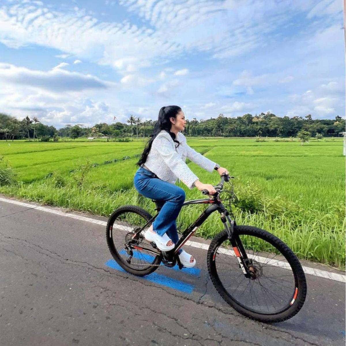 Potret Kris Dayanti Gowes di Plataran Heritage Borobudur, Pamer Look Simpel Tapi Elegan
