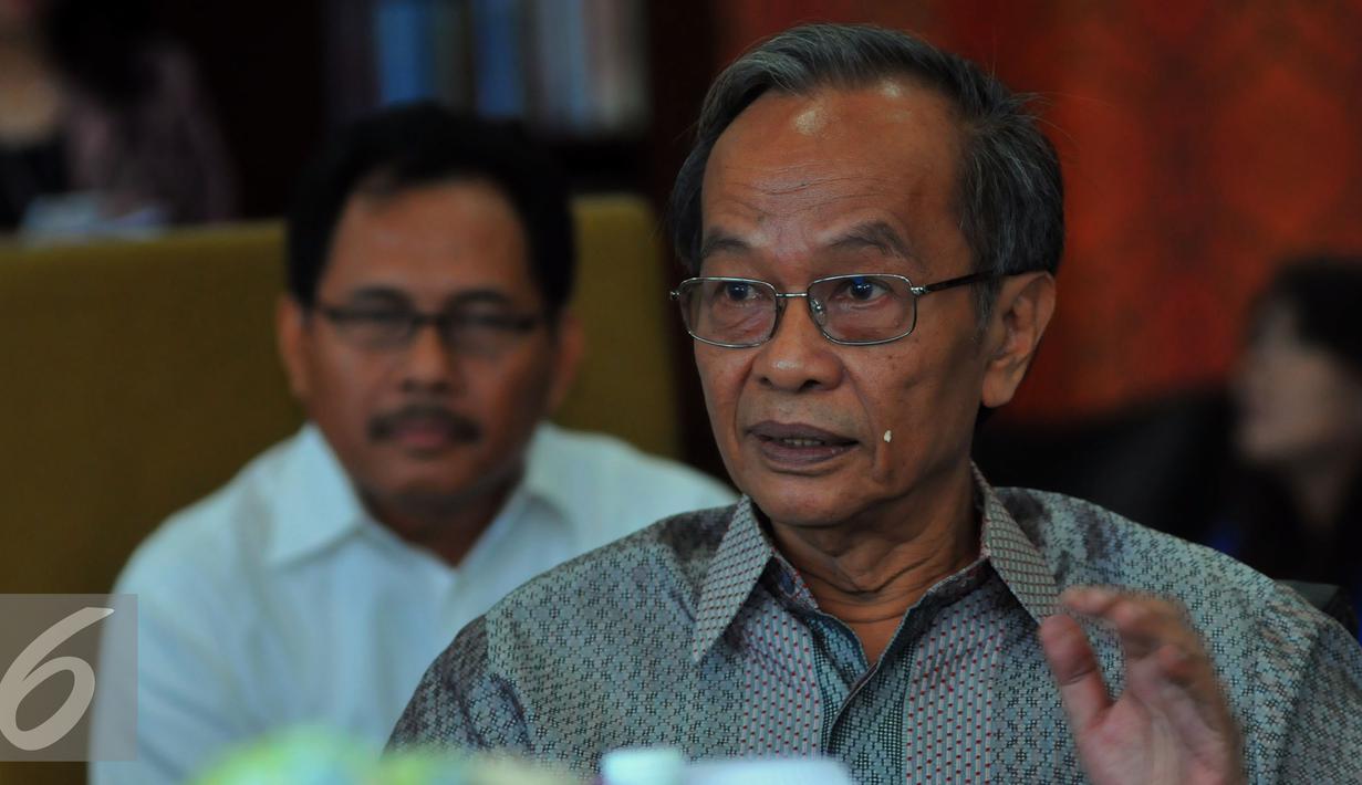 <p>Mantan menteri PAN-RB, Ir.Sarwono Kusumaatmadja saat menghadiri acara reuni Kementrian PANRB di kawasan Jakarta Selatan, Selasa, (23/2). Pertemuan ini beragendakan mencari solusi terbaik dalam percepatan reformasi birokrasi. (Liputan6.com/Faisal R Syam)</p>