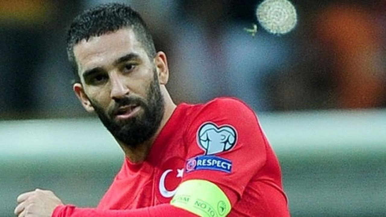 Arda Turan kecam komentar Van Persie