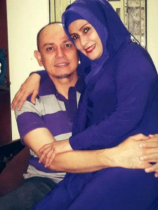 "Saya cintanya dengan Baby. Hati saya sudah tertambat dengan dia. Saya tidak lihat status dia yang sudah janda dan punya dua anak," kata pria kelahiran Cianjur, 29 April 1963 ini.(Repro dok. Pribadi/Andy Masela/Bintang.com)