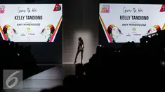 Model membuka peragaan rancangan Kelly Tandiono yang bertemakan Amy Winehouse dalam Jakarta Fashion Week 2017 di Jakarta, Minggu (23/10). Kesan seksi penyanyi Amy Winehouse memberikan inspirasi dalam karya Kelly di JFW 2017.(Liputan6.com/Faizal Fanani)