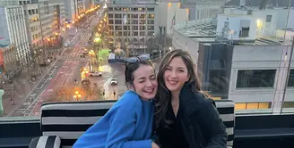 Tampil memikat di sejumlah kesempatan, Enzy Storia dan Jessica Mila tampil memikat di segala kesempatan. Kali ini, ia terlihat kompak dalam ragam gaya memikat. [Foto: Instagram/ Enzy Storia]