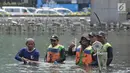 Petugas memperbaiki kolam patung Selamat Datang di Bundaran HI, Jakarta, Sabtu (23/2). Perbaikan tersebut dilakukan untuk mengganti barang yang rusak dan sekaligus pengecekan fungsi air mancur. (Merdeka.com/Imam Buhori)
