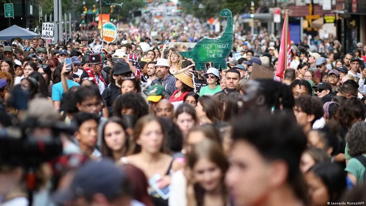 Sekitar 50.000 hingga 75.000 orang menghadiri unjuk rasa perubahan iklim di New York City, Amerika Serikat, pada Minggu (17/9/2023). Mereka menuntut diakhirinya penggunaan bahan bakar fosil. (Dok. AFP)