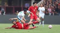 Pemain Timnas Indonesia, Jordi Amat (bawah) terjatuh saat berusaha mengadang laju pemain Irak, Aymen Hussein pada laga Grup F putaran kedua Kualifikasi Piala Dunia 2026 zona Asia di Stadion Utama Gelora Bung Karno (SUGBK), Senayan, Jakarta, Kamis (6/6/2024). (Bola.com/M Iqbal Ichsan)