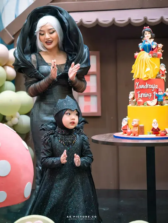 Sementara itu, alih-alih tampil sebagai princess Siti Badriah memilih menjadi penyihir jahat di Snow White. Sedangkan putri pertamanya, tampil menjadi Ratu Grimhilde mengenakan pakaian serba hitam. [@sitibadriahh]