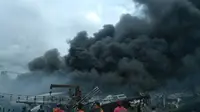 Puluhan Kapal terbakar di Benoa Bali, Petugas masih berjibaku memadamkan api. (foto : Liputan6.com / Dewi Divianta)