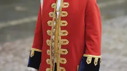 Mengenakan seragam merah, Pangeran George terlihat gagah dan tampan. (Dan Charity/Pool Photo via AP)
