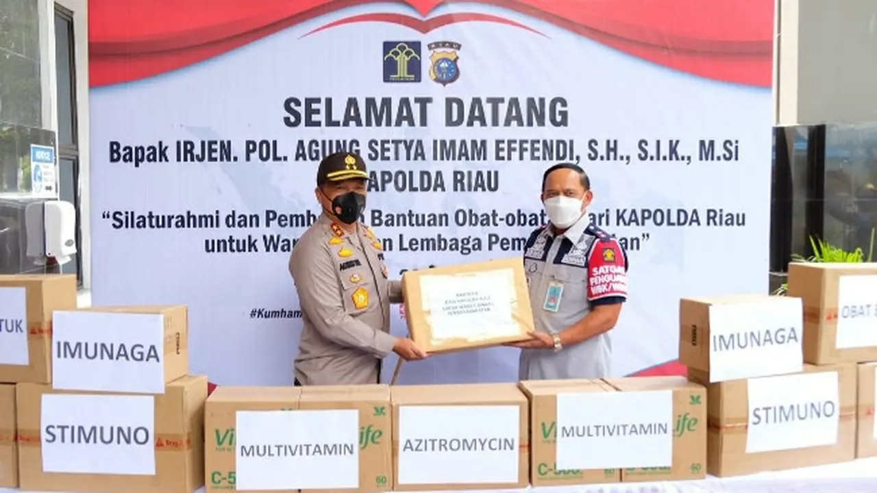 Kepala Polda Riau menyerahkan bantuan obat dan vitamin untuk penanganan Covid-19 di Lapas Pekanbaru.