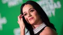 Katy Perry yang tak mengadakan konser sepanjang tahun ini harus menempati posisi keenam, dari peringkat pertama tahun lalu, dengan pendapatan tahunan sebesar USD 41 juta atau setara Rp 535 miliar. (AFP PHOTO/VALERIE MACON)