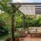 10 Inspirasi Teras Belakang dengan Atap Pergola dan Penutup Hujan yang Dapat Dibuka