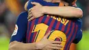 Gelandang Barcelona Andres Iniesta memeluk Lionel Messi pada momen perpisahan usai laga penutup La Liga Spanyol melawan Real Sociedad di Camp Nou, Minggu (20/5). Iniesta resmi meninggalkan Barcelona setelah 22 tahun berkarier di sana (AFP/LLUIS GENE)